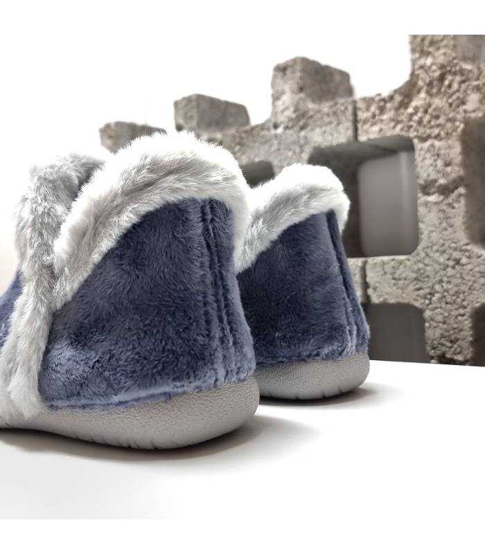 Detalle del talón de la zapatilla bota mujer azul suave Garrido Muro con ribete de pelo gris.