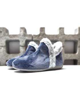 Foto de Medio Perfil:
Zapatillas bota mujer Garrido Muro en azul suave con ribete de pelo gris, vista de medio perfil.