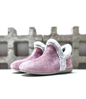 Foto de Medio Perfil:
Zapatilla bota mujer Garrido Muro en rosa suave con ribete de pelo gris, vista de medio perfil.