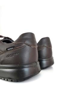Detalle del talón del zapatoe marrones sport hombre Grisport con suela Active.
