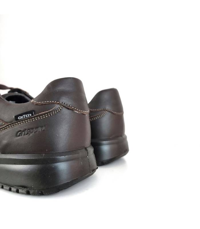Detalle del talón del zapatoe marrones sport hombre Grisport con suela Active.