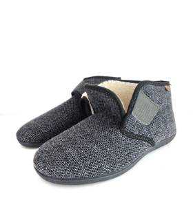 detalle del cierre de velcro de zapatillas bota gris de hombre