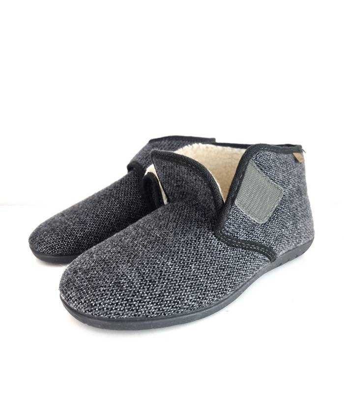 detalle del cierre de velcro de zapatillas bota gris de hombre