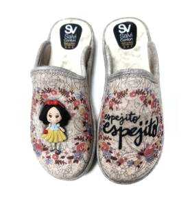 vista supoerior de la zapatilla de blancanieves donde se ve la figurita y el mensaje.