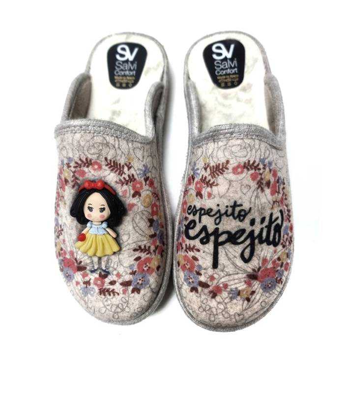 vista supoerior de la zapatilla de blancanieves donde se ve la figurita y el mensaje.