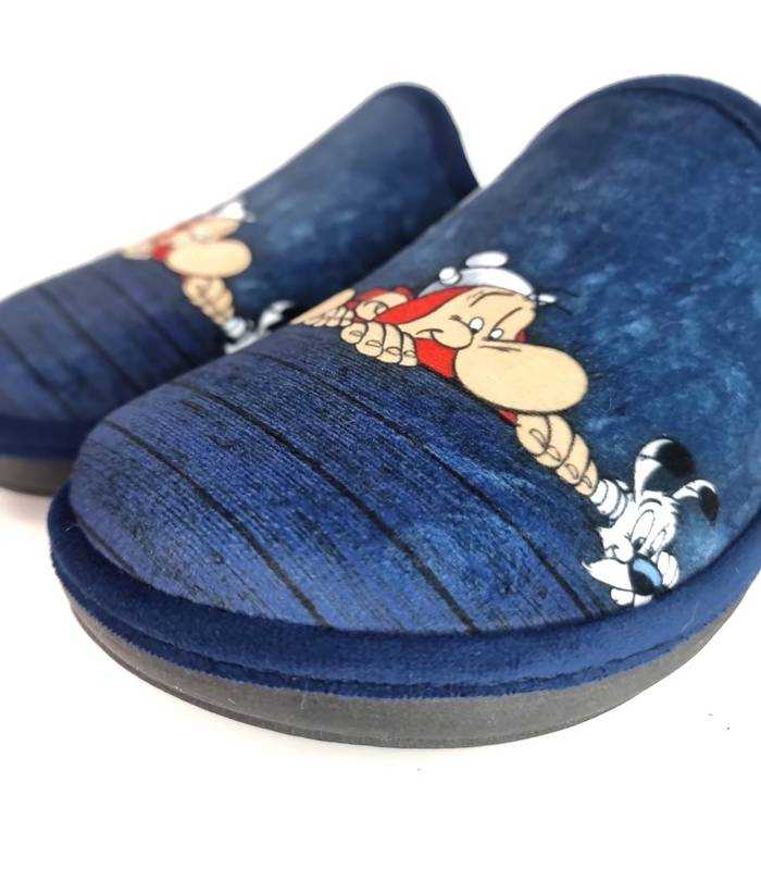 detalle del dibujo de Axterix en la zapatillas azules de Salvi