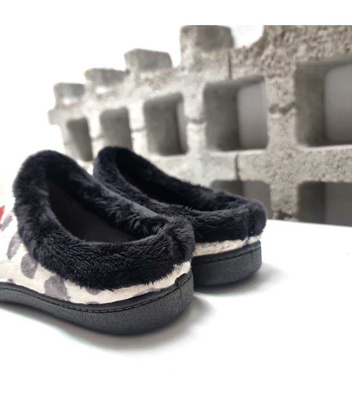 Forro interior negro suave de la zapatilla casa Plumaflex