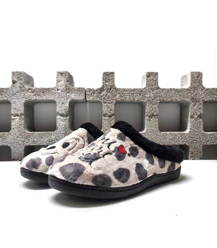 Zapatilla casa perro dálmata Plumaflex medio perfil con dibujo de cachorro