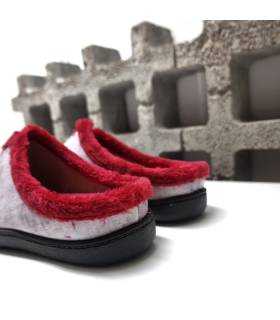 Foto del forro interior:
Forro rojo suave de la zapatilla casa descalza Plumaflex