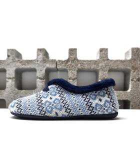 Zapatillas cerradas mujer Carla de perfil, color azul con diseño jacquard y ribete de pelito suave.