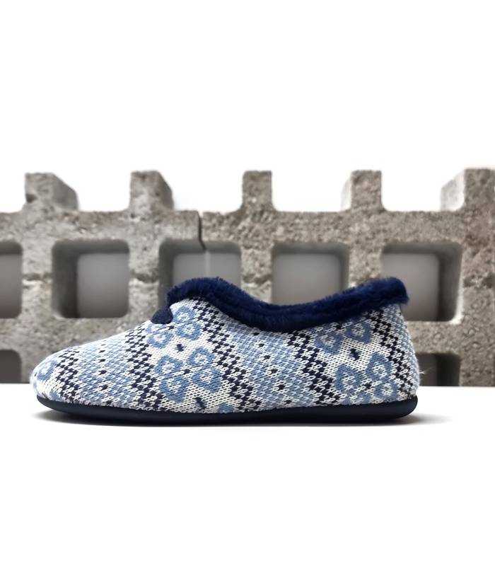 Zapatillas cerradas mujer Carla de perfil, color azul con diseño jacquard y ribete de pelito suave.