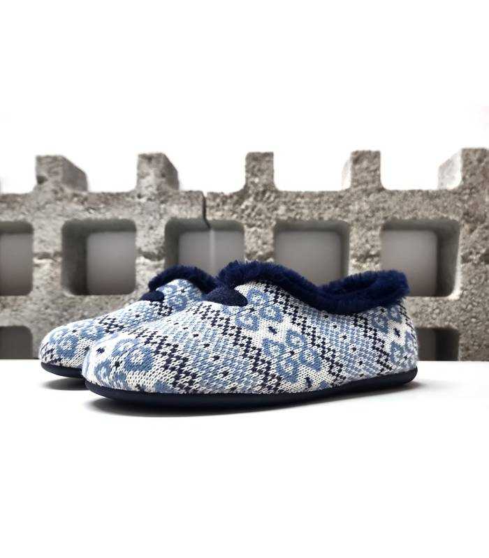 vista de medio perfil de zapatillas de casa azul fabricada por Cabrera para mujer