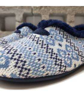 Detalle del tejido jacquard de la zapatilla Carla de Cabrera en tonos azules, con diseño nórdico invernal.