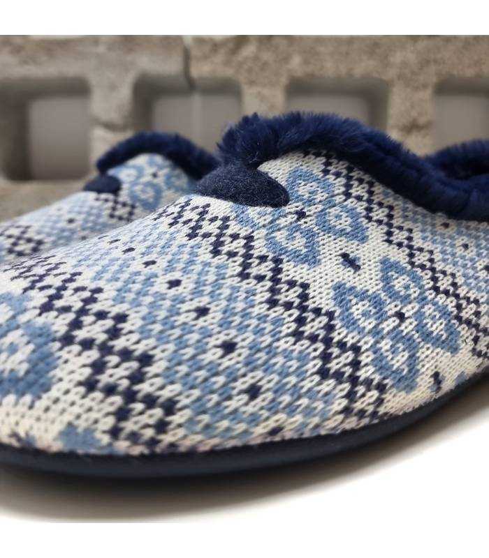 Detalle del tejido jacquard de la zapatilla Carla de Cabrera en tonos azules, con diseño nórdico invernal.
