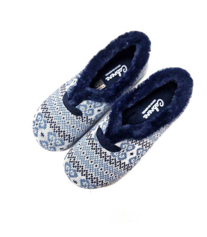 Vista superior de la zapatilla Carla de Cabrera, color azul, con tejido jacquard y forro textil suave.