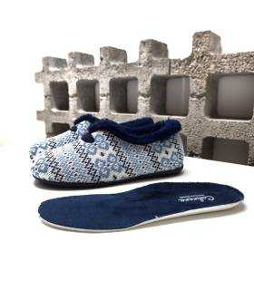 Zapatillas cerradas Carla de Cabrera con plantilla extraíble, diseño jacquard azul y ribete suave