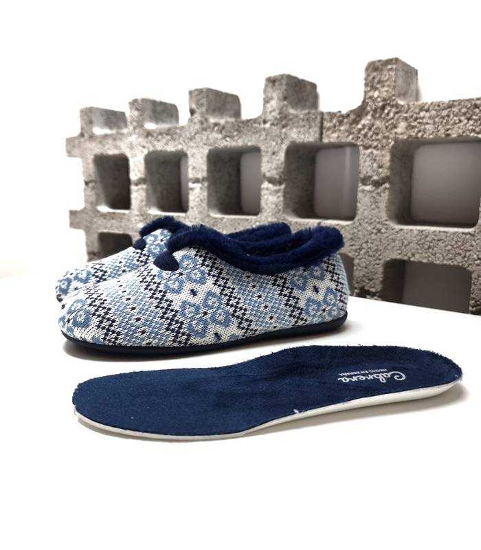 Zapatillas cerradas Carla de Cabrera con plantilla extraíble, diseño jacquard azul y ribete suave