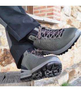 botas verdes de Grisport puestas en los pies