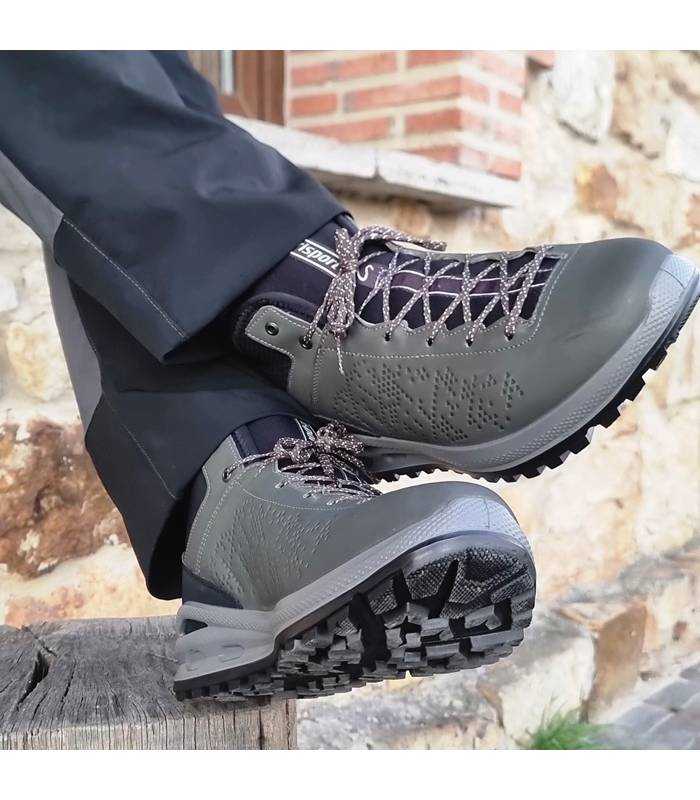 botas verdes de Grisport puestas en los pies