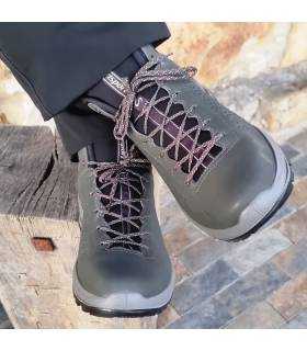 Vista superior de las botas puestas en un hombre