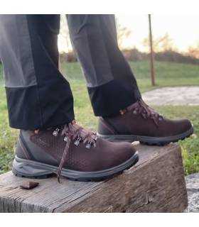 botas puestas vistas de perfil sobre un tronco posando