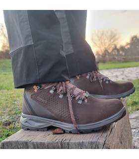hombre con las botas Chiruca marrones puestas con pantalon de trekking