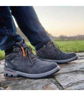 hombre posando con las botas grises impermeables de Dockers