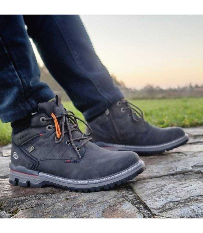 hombre posando con las botas grises impermeables de Dockers