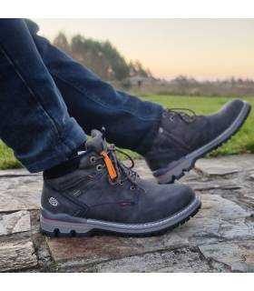 vista de perfil de las botas grises de Doccker puestas en un modelo