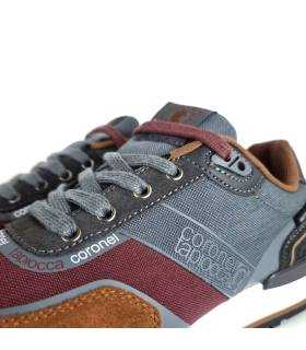 detalle del cierre de cordones de la zapatilla deportiva gris