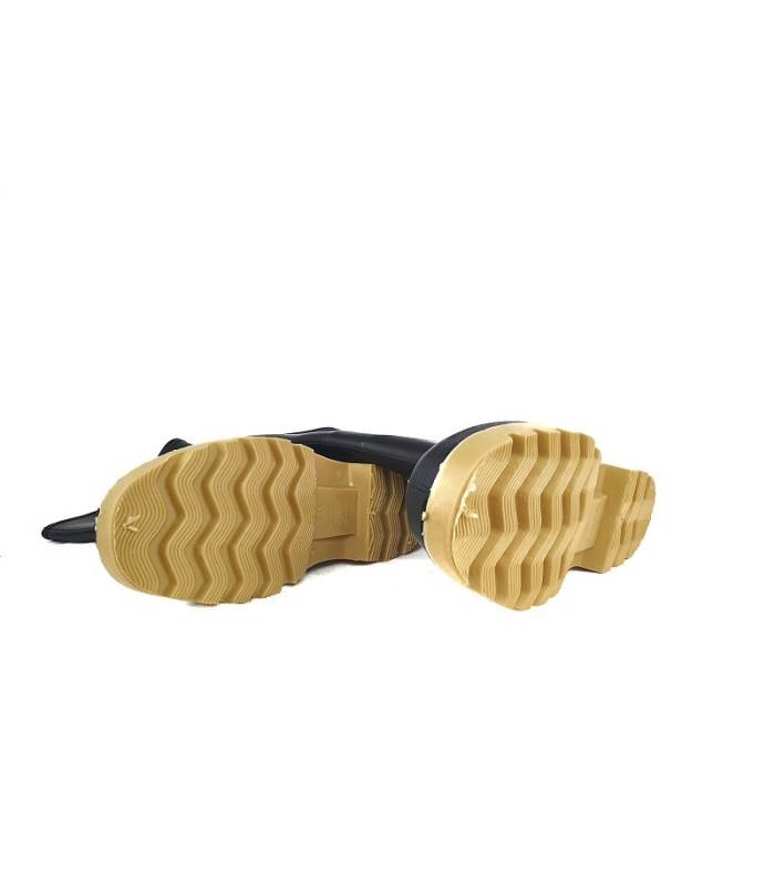 Detalle de la suela antideslizante amarilla de la bota de agua Vikinga negra de Dunlop, diseñada para máxima tracción.