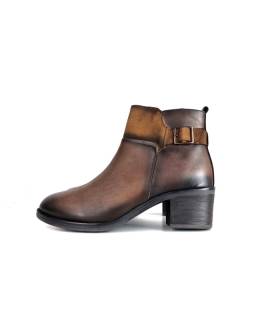 Botínes mujer tacón medio marrón claro de piel y serraje, con hebilla decorativa y membrana repelente al agua Dry-Tex.