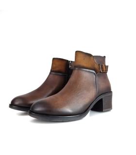 Botines marrones mujer con tacón medio, cierre con cremallera y diseño elegante, ideales para días lluviosos