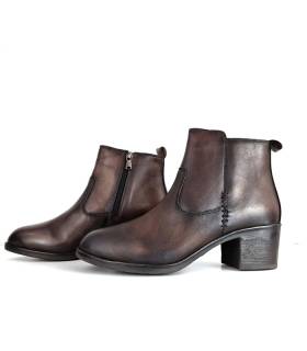 Vista completa lateral:
"Botínes marrón mujer impermeable con piel manchada, tacón de 5 cm y cierre lateral con cremallera."
