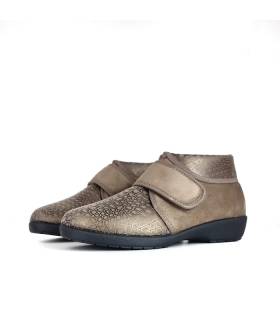 Zapatillas casa Doctor Cutillas beige, vista de perfil, mostrando tejido elástico y cierre de velcro.