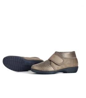 Vista del piso antideslizante de goma de la zapatilla Doctor Cutillas beige