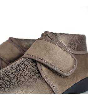 Detalle del cierre de velcro ajustable de la zapatillas Doctor Cutillas beige.
