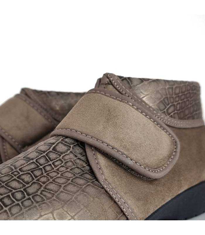 Detalle del cierre de velcro ajustable de la zapatillas Doctor Cutillas beige.