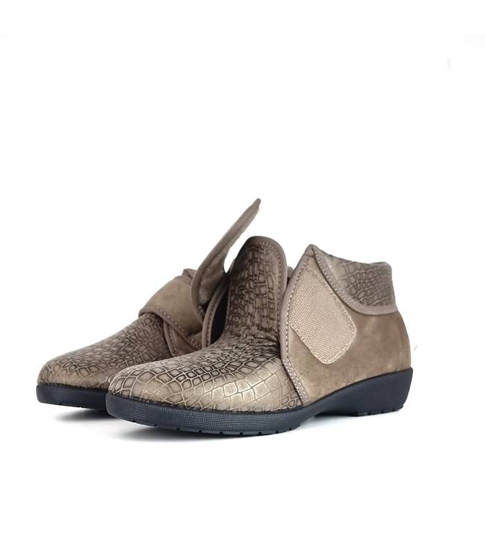 Detalle del cierre de velcro abierto ajustable de la zapatilla Doctor Cutillas beige