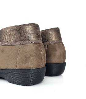 Vista Desde Atrás: Zapatillas Doctor Cutillas beige, vista trasera mostrando la sujeción y diseño anatómico.