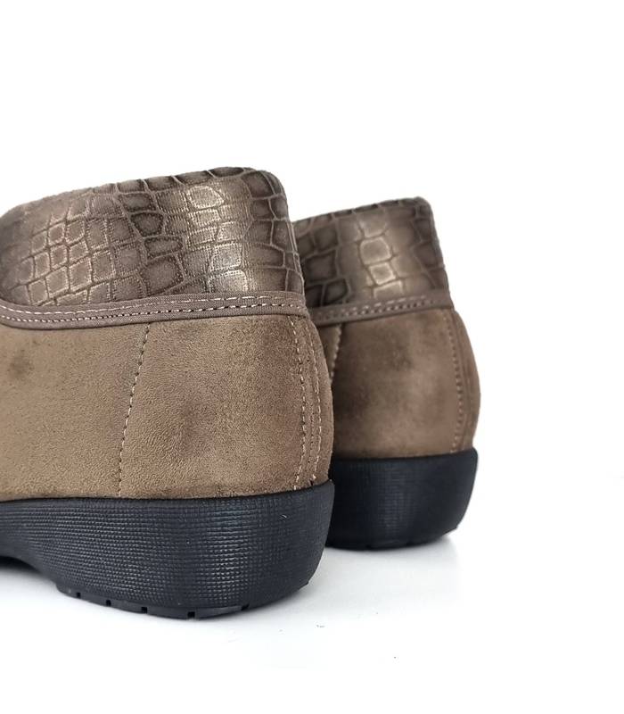 Vista Desde Atrás: Zapatillas Doctor Cutillas beige, vista trasera mostrando la sujeción y diseño anatómico.