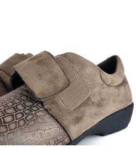 Detalle del cierre de velcro de la zapatillas beige Doctor Cutillas.