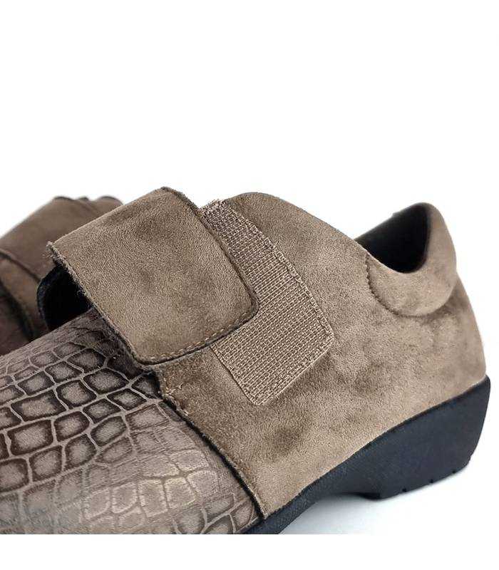 Detalle del cierre de velcro de la zapatillas beige Doctor Cutillas.