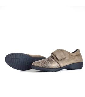 Piso antideslizante de la zapatillas beige Doctor Cutillas.
