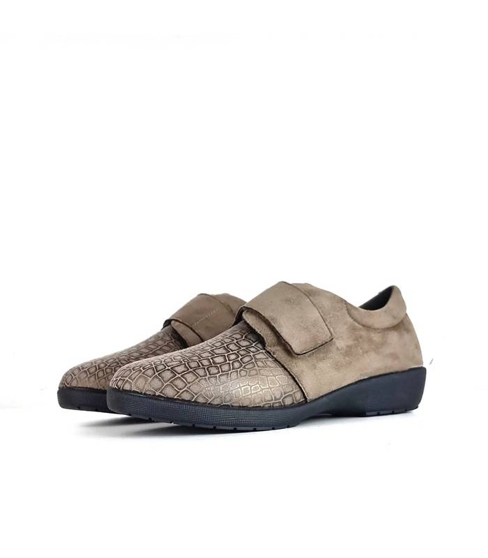 Zapatillas casa beige Doctor Cutillas con cierre de velcro puestas