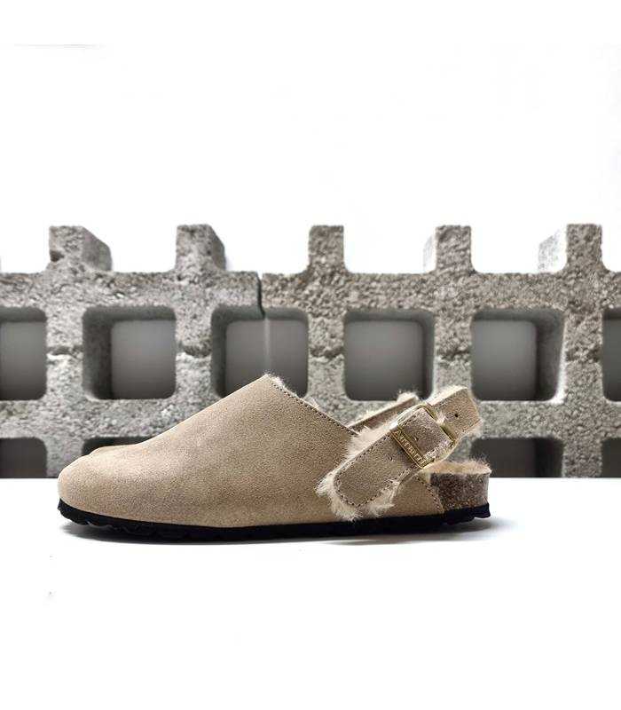 Zueco mujer piel beige con forro de pelo Autenti, vista lateral.