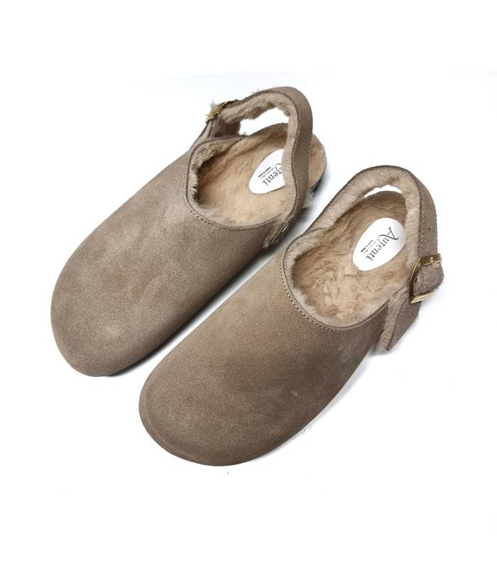 Vista desde arriba: Zuecos Autenti beige con forro de pelo y diseño ergonómico.