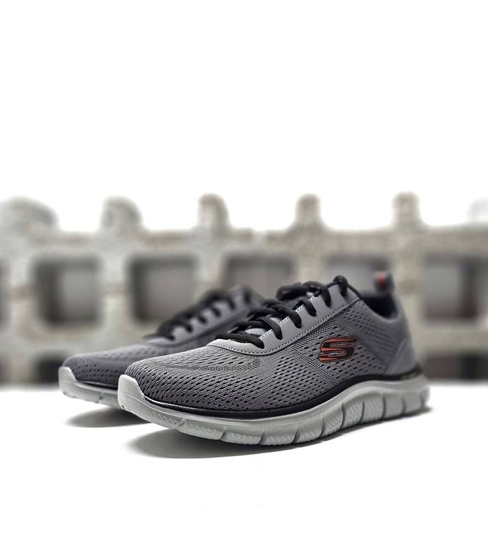 Vista de medio perfil de las zapatillas Skechers Track Leshur grises con cordones.