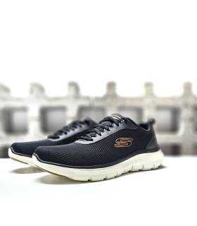 Foto de medio perfil: Zapatilla Skechers Flex Advantage negra en ángulo dinámico.