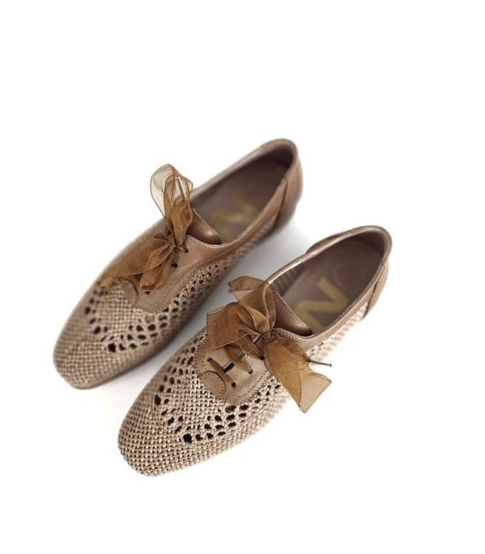 Zapatos con cordones en marrón claro, ideal para el verano, visto desde arriba.